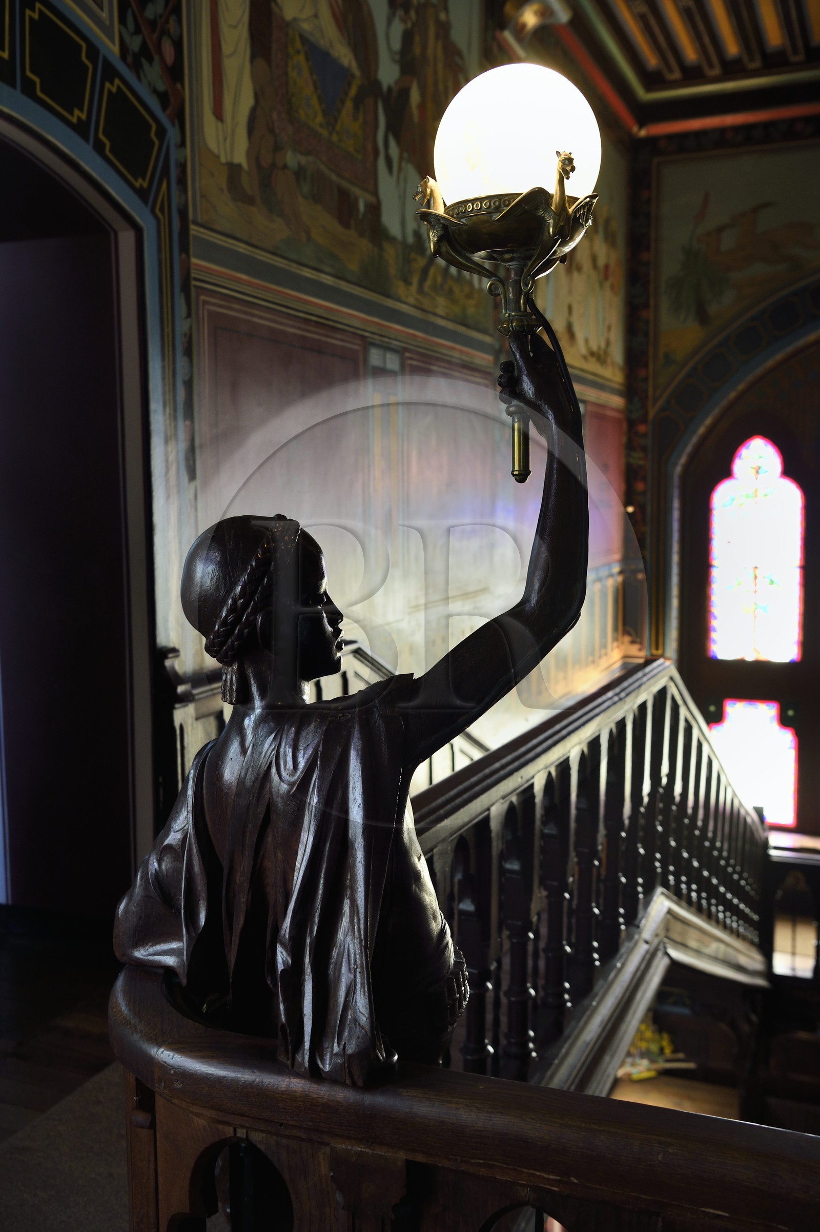 France, Pyrénées-Atlantiques (64), la côte du Pays-Basque, Hendaye, chateau d'Abbadia construit en 1870 par Eugène Viollet-le-Duc pour Antoine d'Abbadie d'Arrast, le vestibule et le grand escalier, statue porte-torchère représentant Abdullah ancien esclave ethiopien affranchi et mort sous la commune de Paris