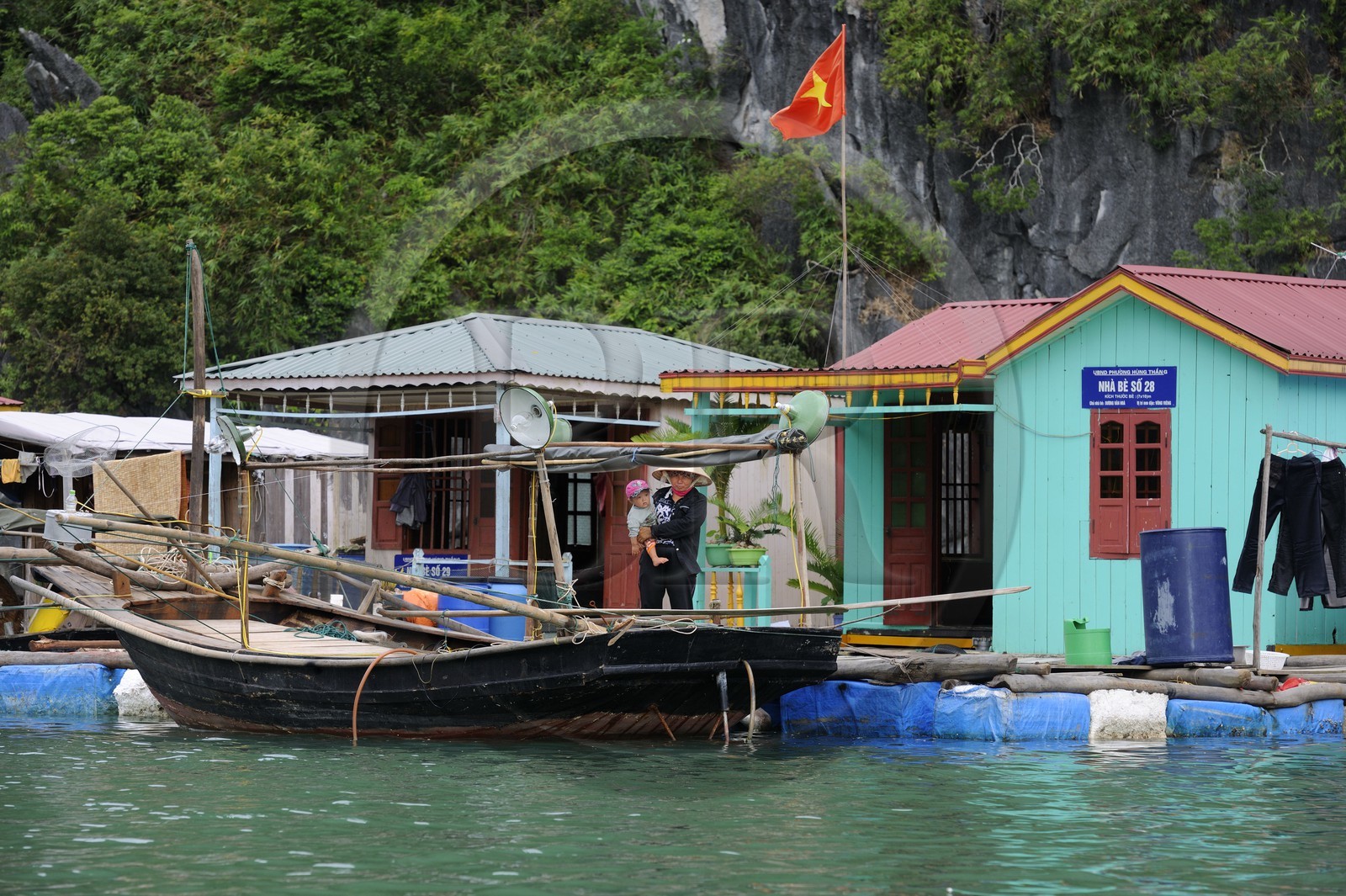 Vietnam, province de Quang Ninh, la Baie d'Halong classée Patrimoine Mondial de l'UNESCO, village flottant de pêcheurs de Vong Vieng