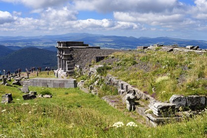 France, Puy-de-Dôme (63), Parc Naturel Régional des Volcans d'Auvergne, Chaine des Puys classée Patrimoine Mondial de l’UNESCO, vestiges partiellement reconstitués du temple de Mercure au sommet du puy de Dôme, temple gallo-romain du IIe siècle
