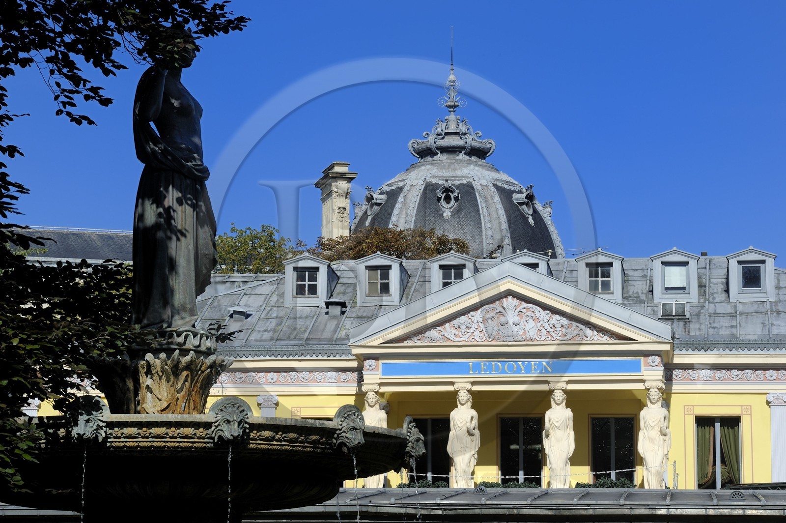 France, Paris (75), façade du Pavillon Ledoyen, restaurant gastronomique et toit du Petit Palais en arrière plan