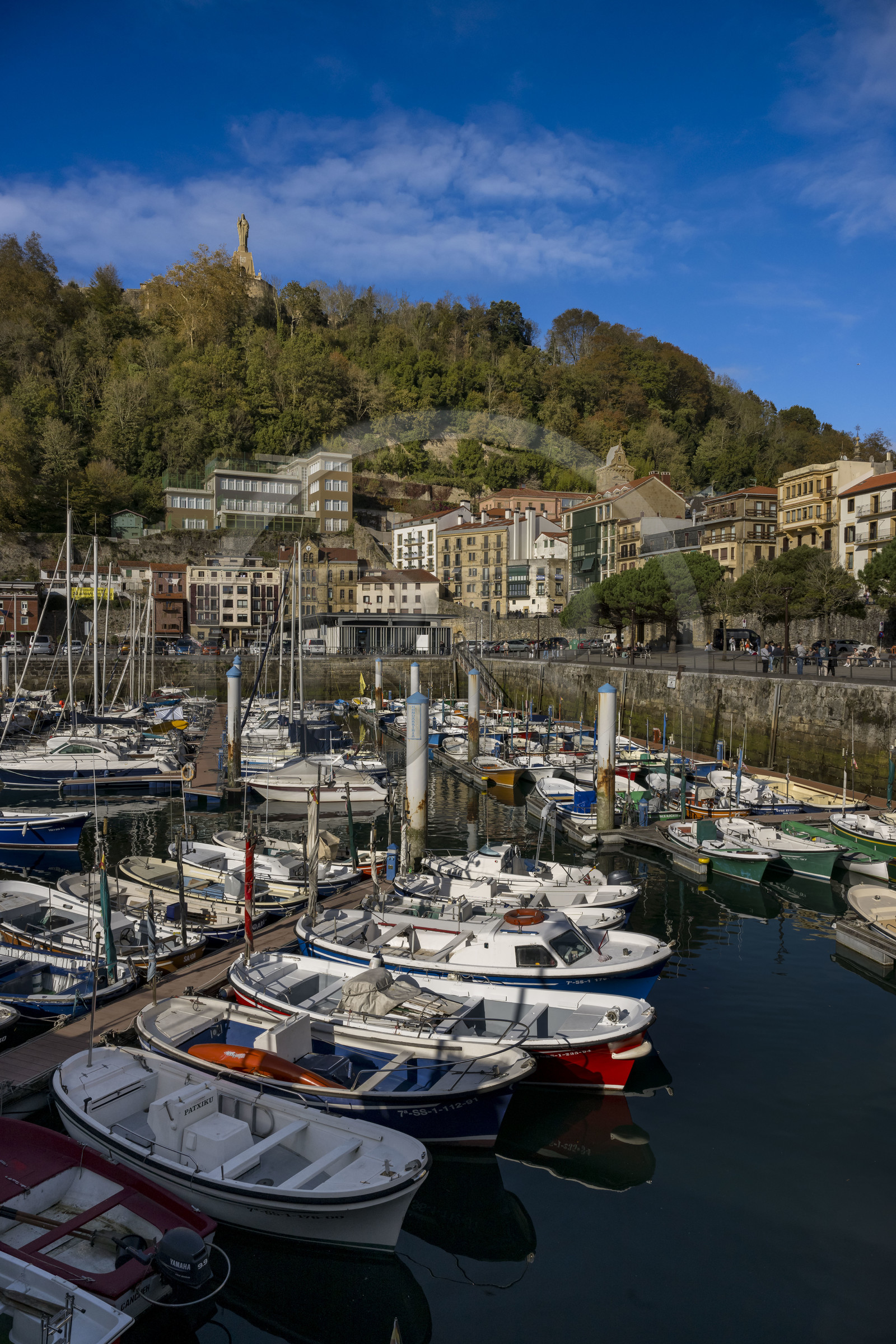 Espagne, province du Guipuscoa (Gipuzkoa), Saint-Sébastien (Donostia), le Vieux Port au pied du Mont Urgull et du chateau de La Mota