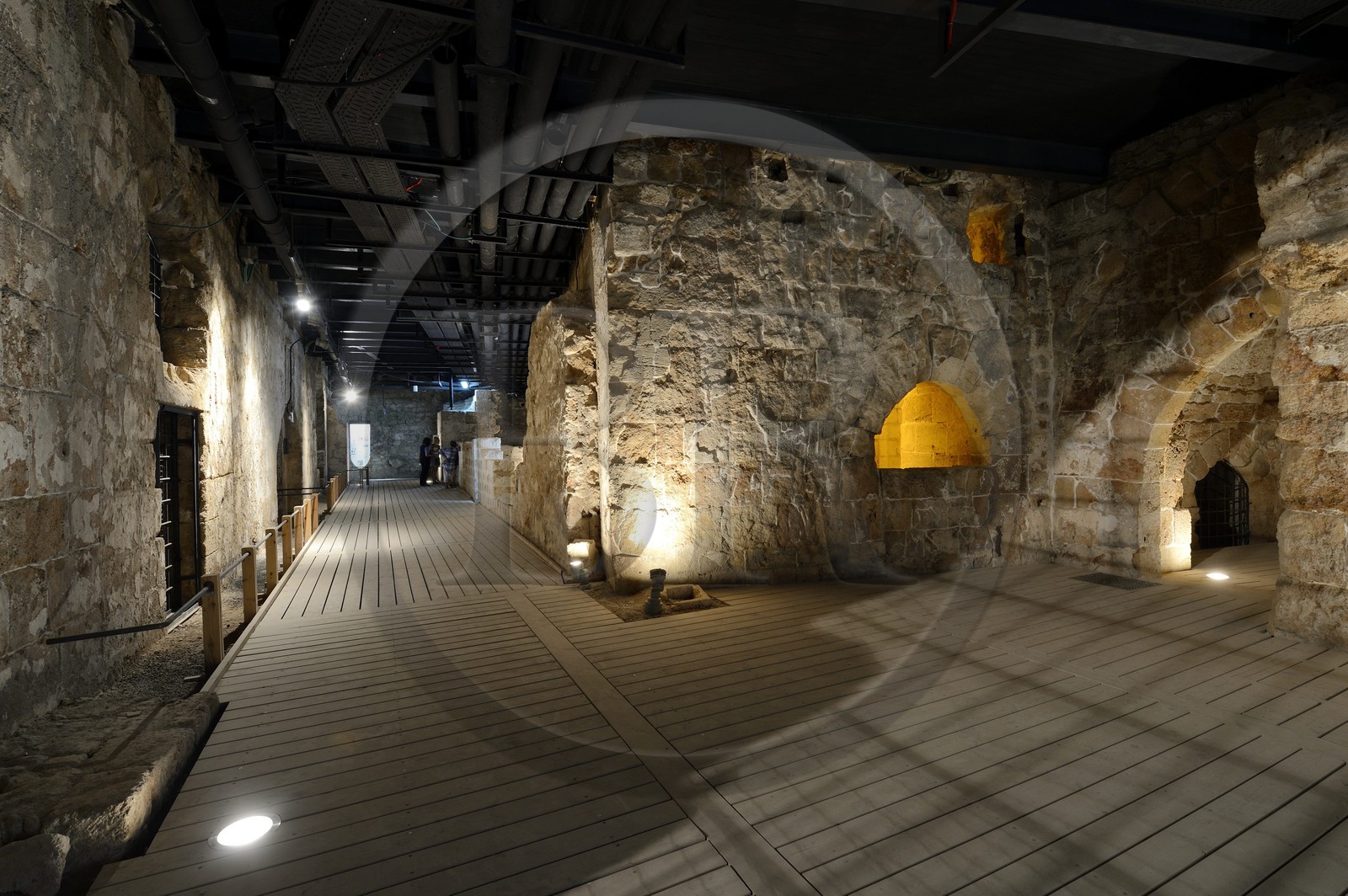 Israel, district Nord, Galilée, Acre (Akko), vieille ville, classée Patrimoine Mondial de l'UNESCO, la ville souterraine des croisés en bordure de la citadelle des Hospitaliers, la rue méridionale avec les entrées de magasins et de maisons