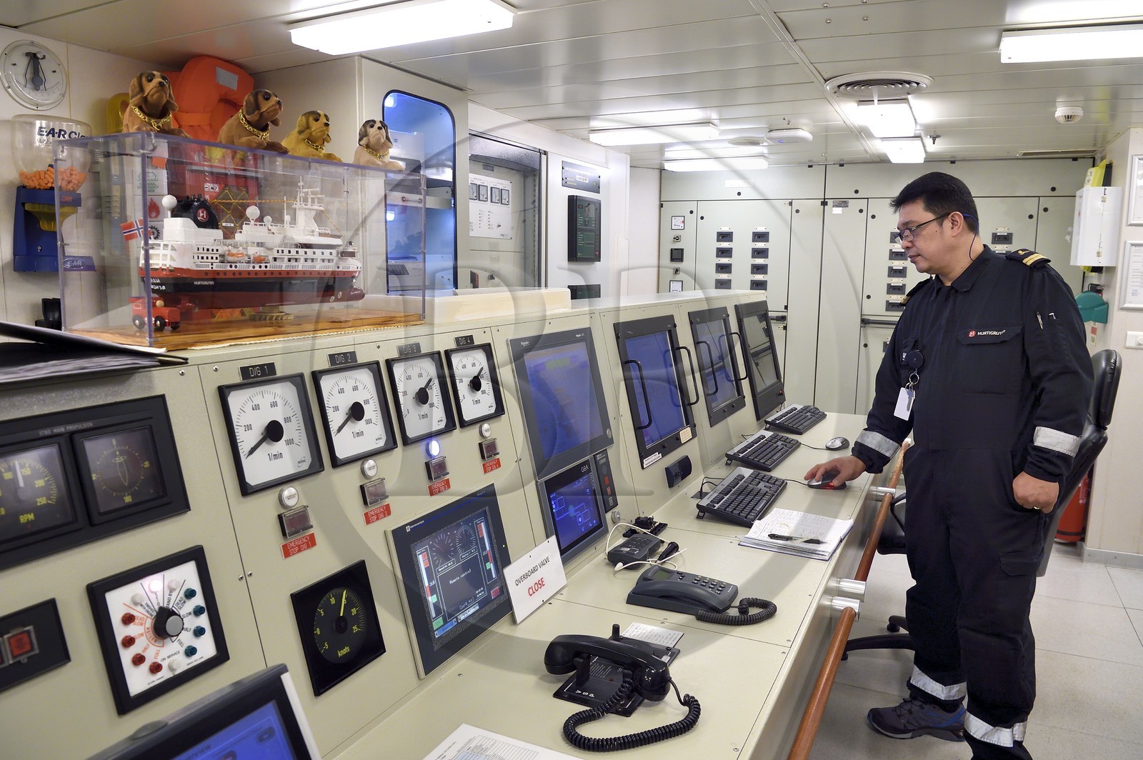 Groenland, cote Nord-Ouest, Baffin Bay, bateau de croisière MS Fram de la compagnie Hurtigruten, salle de contrôle des machines