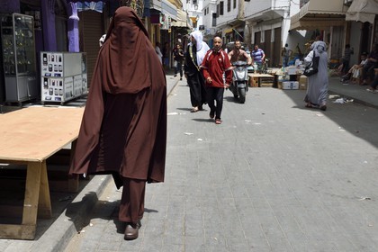 Morocco, Casablanca, old Medina, woman in burka
