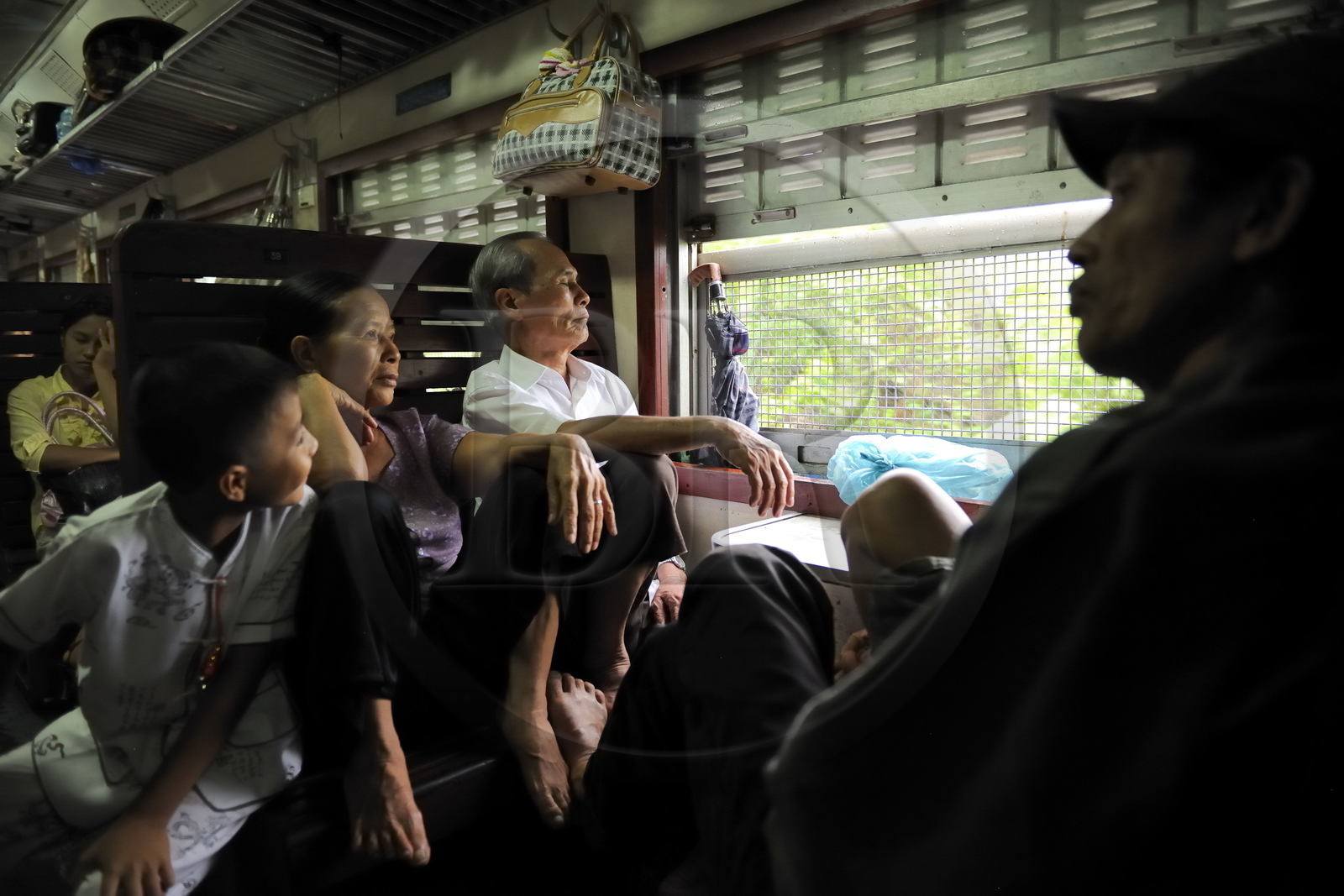 Vietnam, train de jour de Lao Cai à Hanoï, classe assis dur non climatisé, les grillages sont là pour protéger les passagers des éventuels lancer de pierres par des enfants