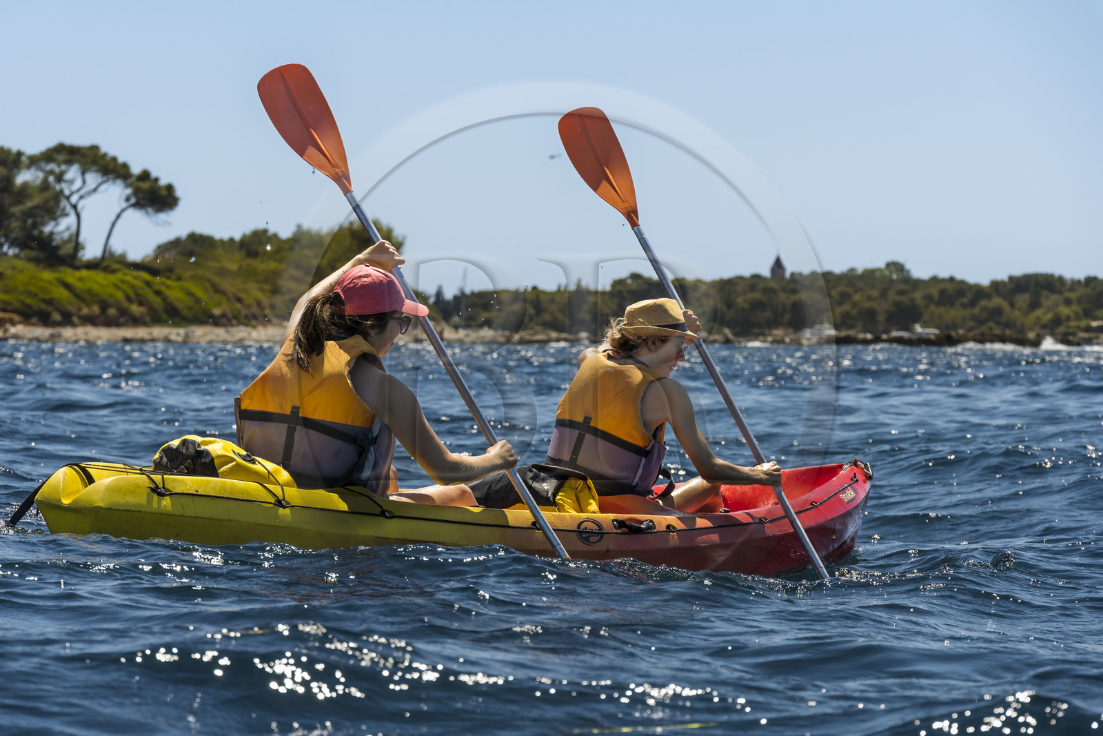 France, Alpes-Maritimes (06), Cannes, randonnée en kayak aux Iles de Lérins, tour de l'Ile de Saint-Honorat par le sud
