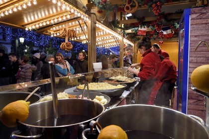 France, Bas-Rhin (67), Strasbourg, vieille ville classée Patrimoine Mondial de l'UNESCO, marché de Noël (Christkindelsmarik) de la place Broglie, stand de vin chaud et de choucroute