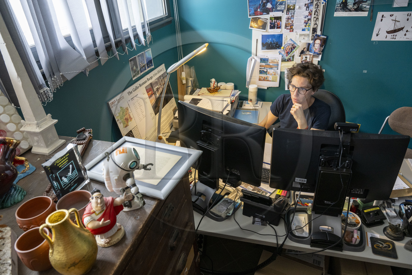 France, Bouches-du-Rhône (13), Arles, musée départemental Arles antique, l’archéologue maritime Sabrina Marlier attachée au musée dans son bureau