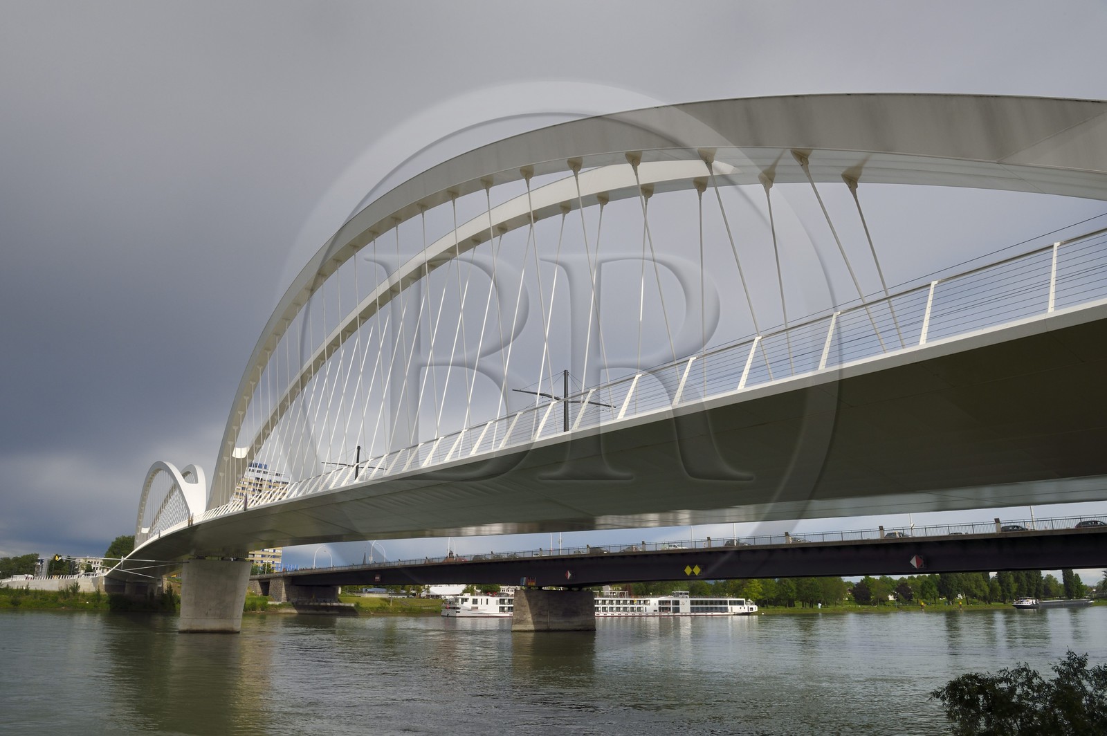 France, Bas-Rhin (67), Strasbourg, le pont piéton, vélo et du tram de la ligne D sur le Rhin reliant Strasbourg à Kehl en Allemagne inauguré le 28 avril 2017 appelé pont Beatus Rhenanus