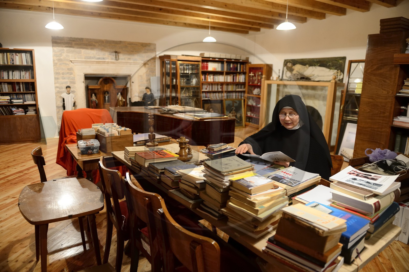 Croatie, Dalmatie, côte dalmate, Sibenik, Couvent Sainte-Lucie (samostan sv. Luce), soeur Fortunata étudie dans la salle commune
