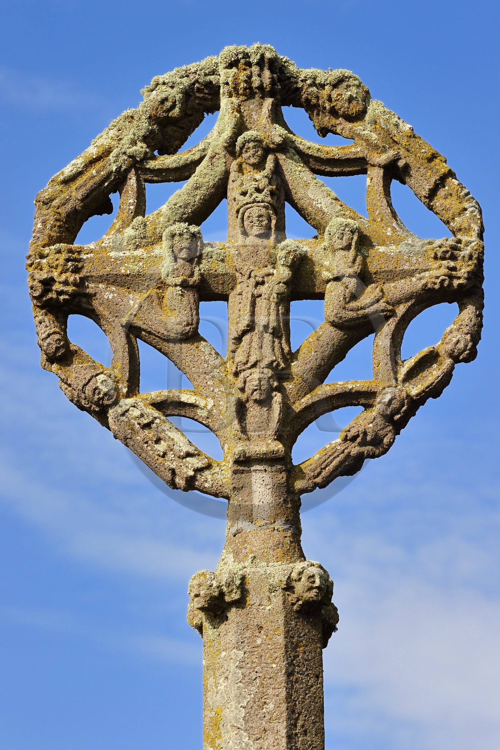 France, Cantal (15), Parc Naturel Régional des Volcans d'Auvergne, étape sur le chemin de Saint-Jacques de Compostelle par la Via Arverna, Chalinargues, la Croix de Mons du XVe siècle en granit, de ce coté on peut voir la Vierge entourée d'anges, de personnes agenouillés et de saints, de l'autre le Christ