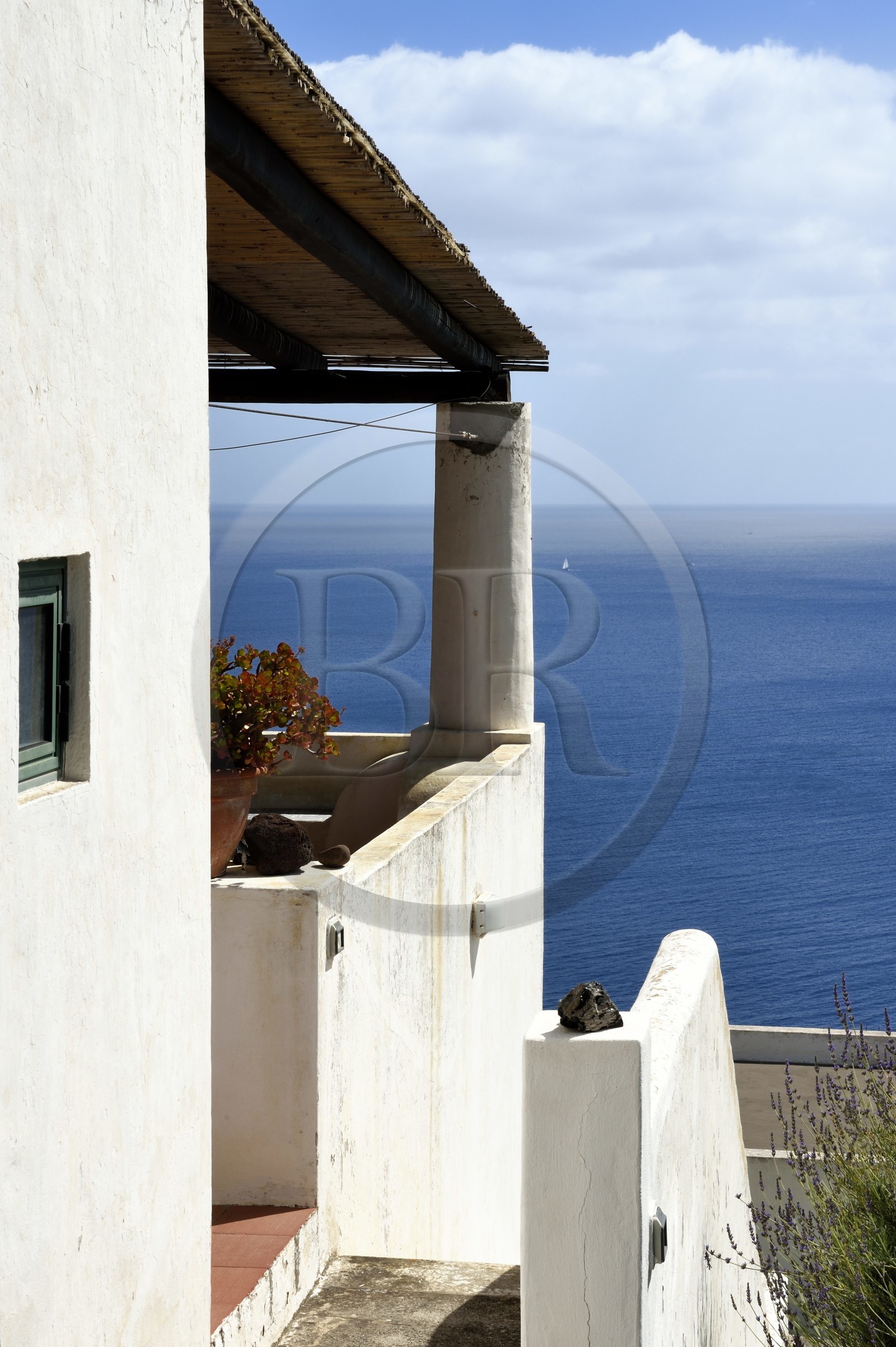 Italie, Sicile, iles Eoliennes, classées Patrimoine Mondial de l'UNESCO, Ile de Lipari, maison traditionnelle sur la cote Sud-Est