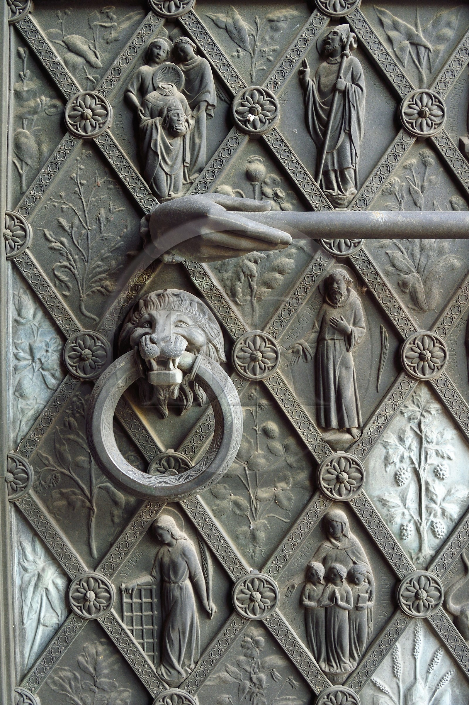France, Bas-Rhin (67), Strasbourg, vieille ville classée au Patrimoine Mondial de l'UNESCO, la cathédrale Notre-Dame, sculptures et bas-relief de la porte principale de la facade occidentale
