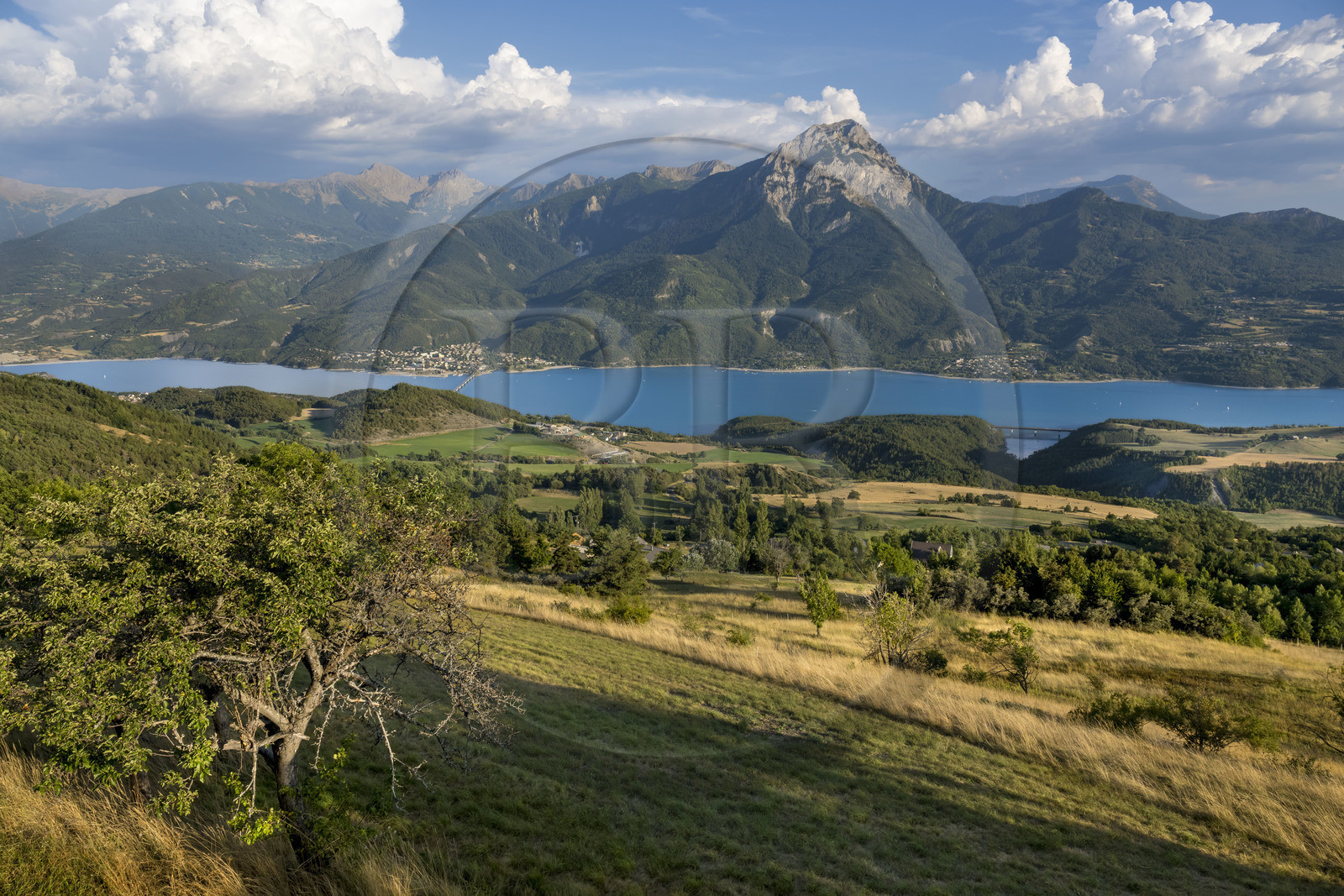 France, Hautes Alpes (05), Saint-Apollinaire, panorama sur le lac de Serre-Ponçon et le sommet du Pic de Morgon (2324 m) en arrière-plan