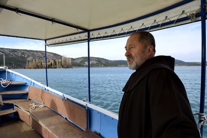 Croatie, Dalmatie, Parc national de Krka où la rivière Krka devient le lac de Visovac, monastère franciscain de l’îlot Visovac, Frère Stojan