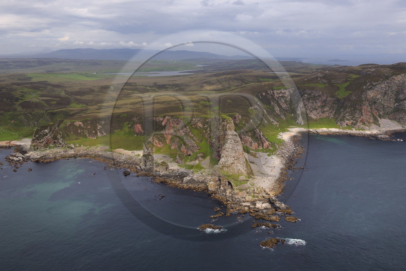 Royaume-Uni, Ecosse, Hébrides intérieures, Ile de Islay, falaise escarpée de la pointe Sud de l'île au Mull of Oa (vue aérienne)