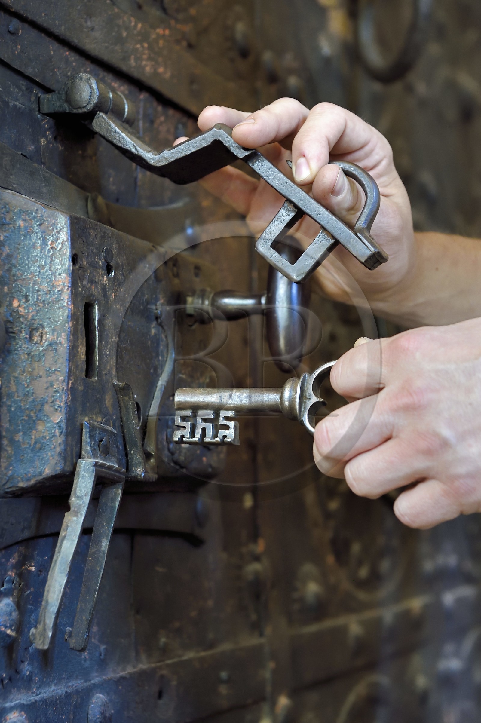 France, Bas-Rhin (67), Strasbourg, vieille ville classée au Patrimoine Mondial de l'UNESCO, la cathédrale Notre-Dame, clé de la serrure de la porte de l'ancienne sacristie des chanoines