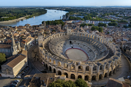 France, Bouches-du-Rhône (13), Arles, les Arènes, amphithéatre romain construit vers 80-90 apr. J.-C., classé Patrimoine Mondial de l'UNESCO, au coeur de la vieille ville, l'église du couvent des Cordeliers à gauche et le Rhone en arrière plan (vue aérienne)
