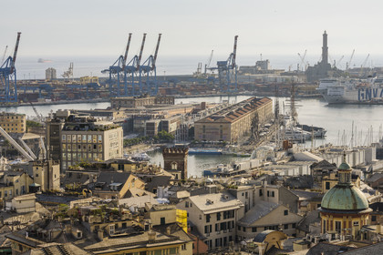 Italie, Ligurie, Gênes, le Porto Antico (Vieux Port) vu depuis le Belvédère du Castelletto, le port de commerce en arrière plan dominé par le phare de la Lanterna