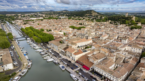 France (30), Gard, Beaucaire, le port du Canal du Rhone à Sète et le chateau de Beaucaire en arrière plan (vue aérienne)