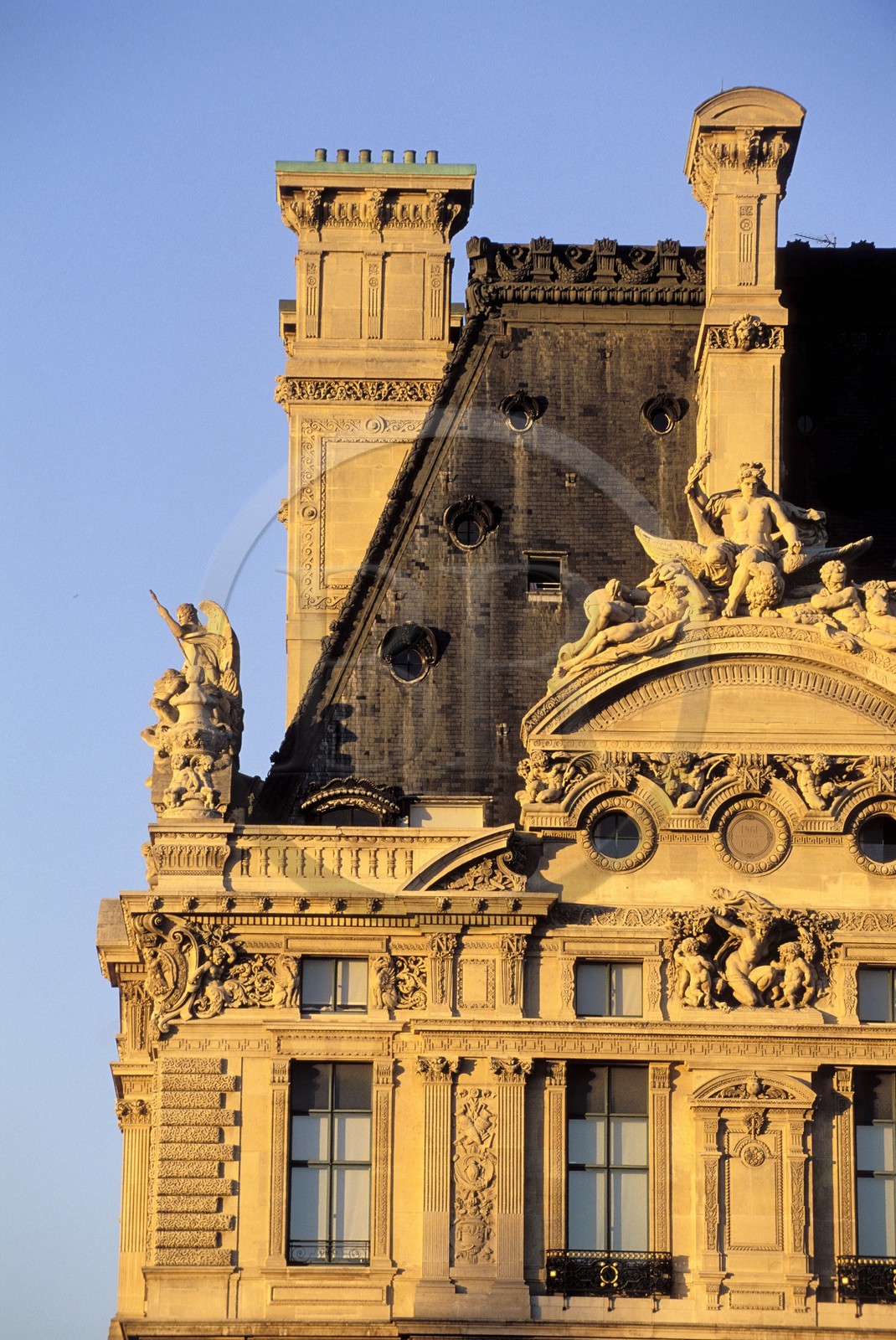 France, Paris (75), musée du Louvre, angle du Pavillon de Flore