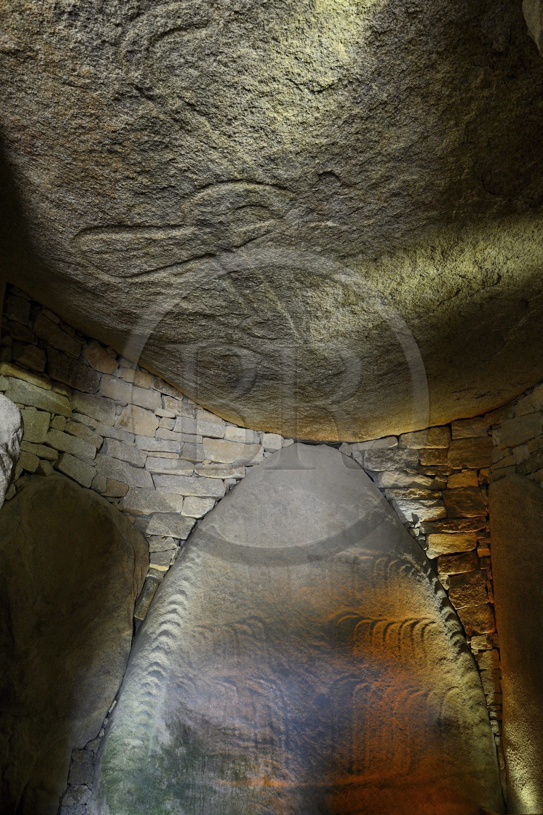 France, Morbihan (56), Golfe du Morbihan, Locmariaquer, le cairn de la Table des Marchands, dalle gravée d’une hache emmanchée