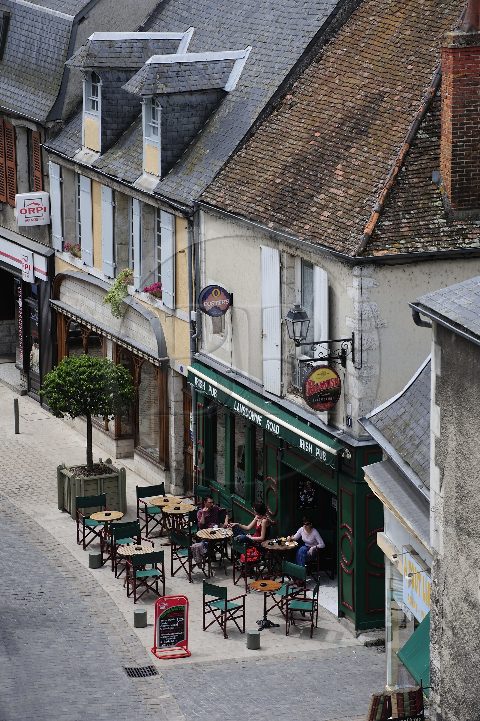 France, Nièvre (58), La Charité-sur-Loire, terrasse de café dans la rue du Pont