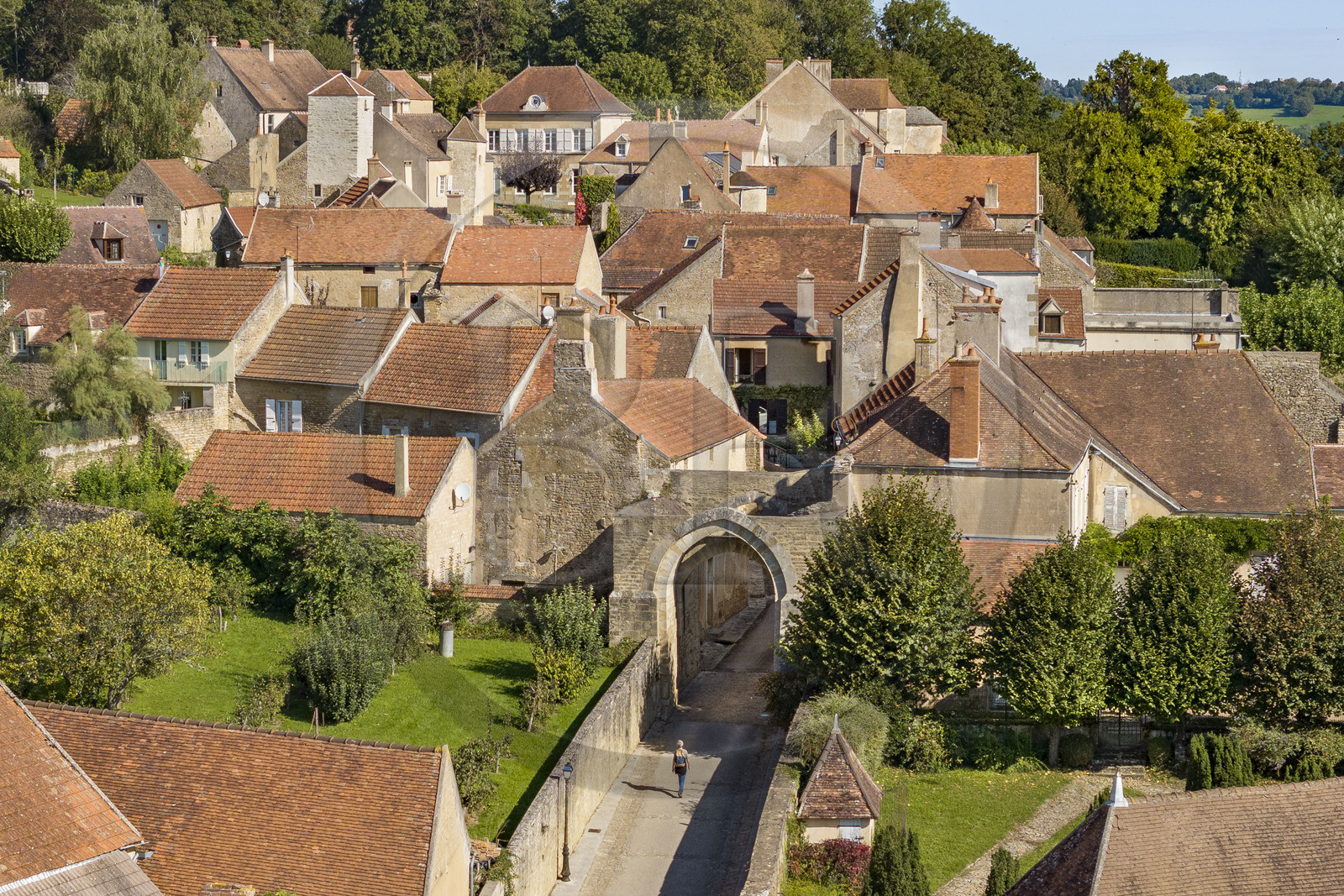 France, Yonne (89), Montréal (Bourgogne), la porte d'entrée fortifiée du village (vue aérienne)