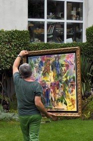 France, Finistère (29), Lannilis, Prat Ar Coum, l'artiste peintre Loic Madec dans son jardin