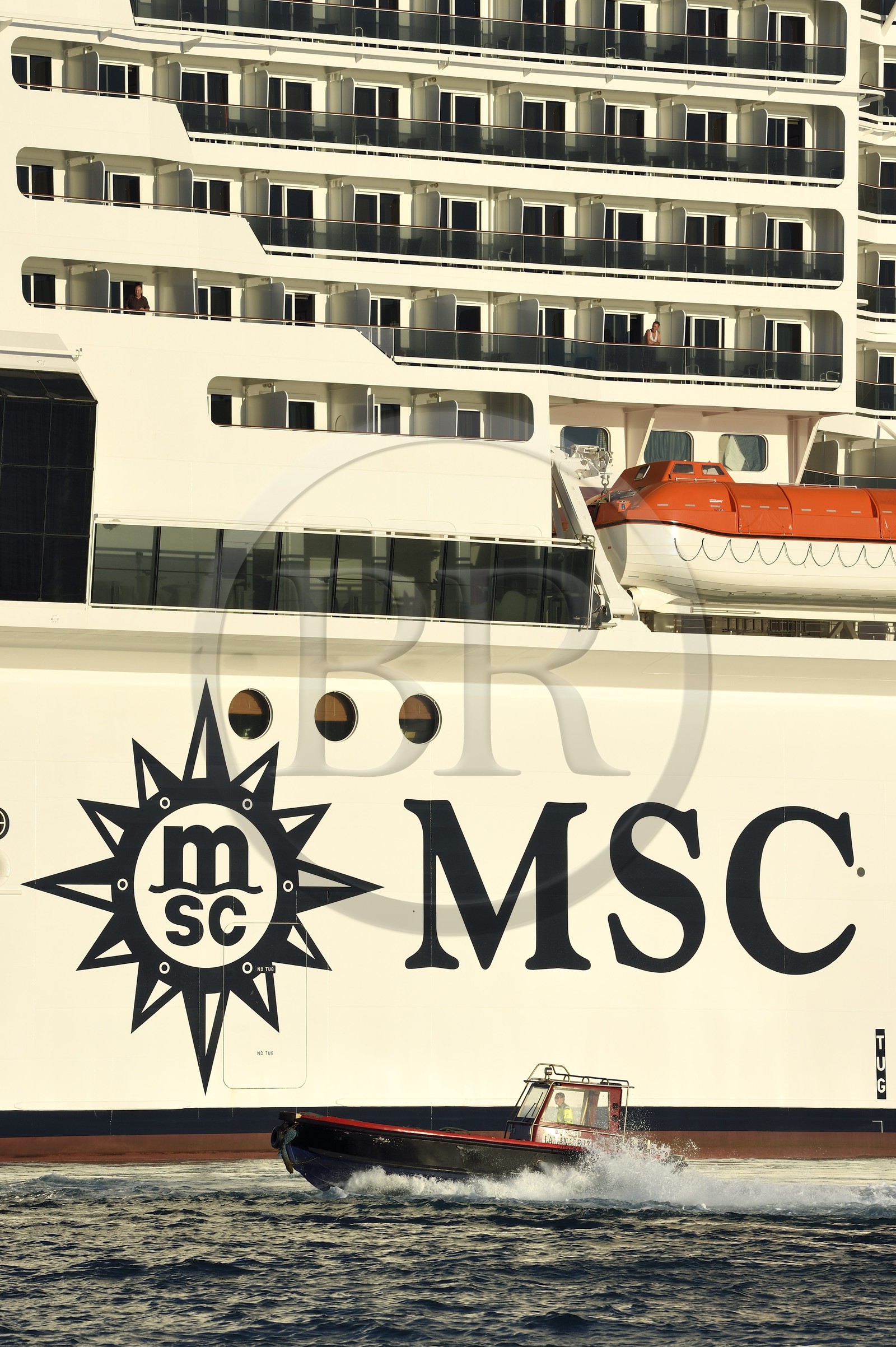 France, Bouches-du-Rhône (13), Marseille, Zone Euroméditerranée, Grand Port Maritime, bateau de croisières e bateau de lamanage