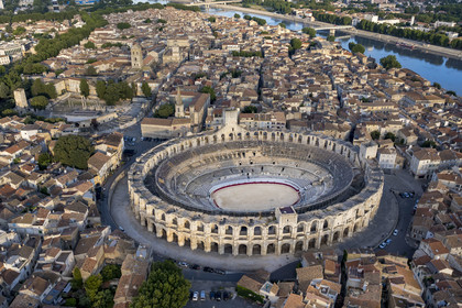 France, Bouches-du-Rhône (13), Arles, les Arènes, amphithéatre romain construit vers 80-90 apr. J.-C. et le théâtre antique du Ier siècle av. J.-C. à gauche, classés Patrimoine Mondial de l'UNESCO, au coeur de la vieille ville et le Rhone en arrière plan (vue aérienne)