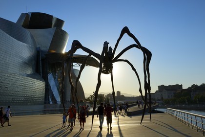 Espagne, Biscaye, Pays Basque espagnol, Bilbao, le musée Guggenheim de l'architecte Frank Gehry et la sculpture en forme d' Araignée de Louise Bourgeois intitulée Maman