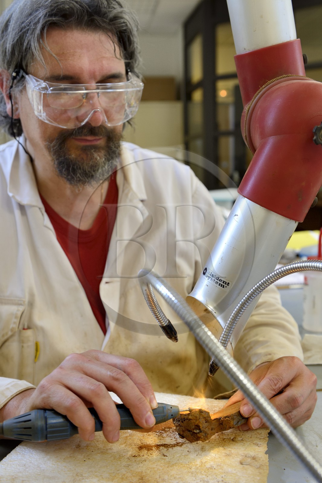 France, Isère (38), Vienne, Centre de restauration et d'étude archéologique municipal (CREAM), atelier de conservation-restauration d'objets archéologiques en métal, verre, céramique ainsi que de moulage et de conservation préventive, restauration d'une clé romaine