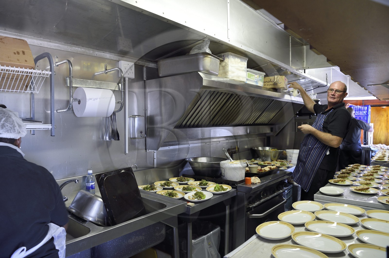 Namibie, région de Erongo, le train Shongololo express, un des deux chefs cuisiniers dans l'étroit wagon cuisine