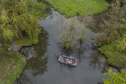 France, Vendée (85), Vouvant, labellisé Les Plus Beaux Villages de France, le bac à chaînes Les Iles sur la rivière La Mère qui entoure le village