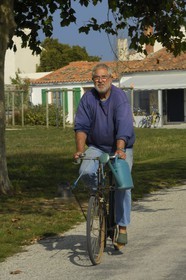 France, Charente-Maritime (17), Ile d'Aix, le bourg, un cycliste place Austerlitz