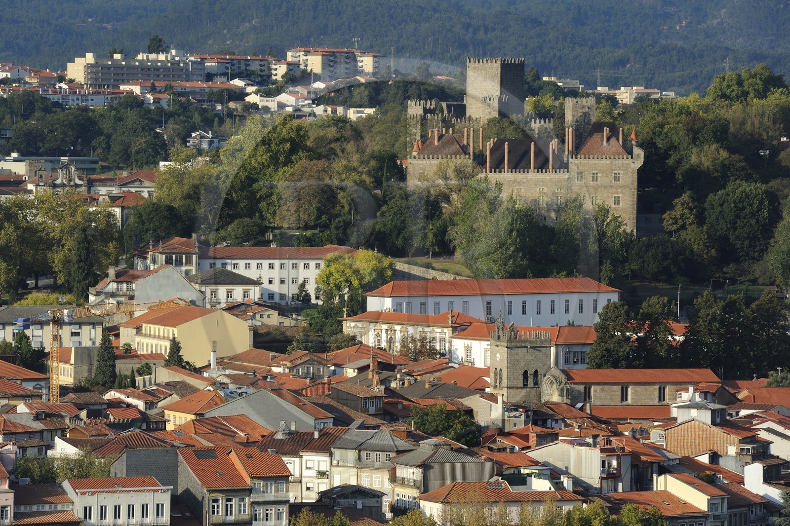 Portugal, région du Minho, Guimaraes, ville classée Patrimoine Mondial de l' UNESCO, la vieille ville dominée par le Chateau