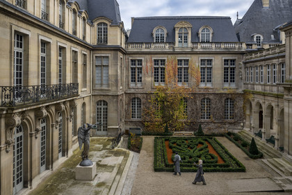 France, Paris, Marais district, Carnavalet Museum, the gardens and the original statue of Victory which sits atop the Palmier fountain on the Place du Châtelet