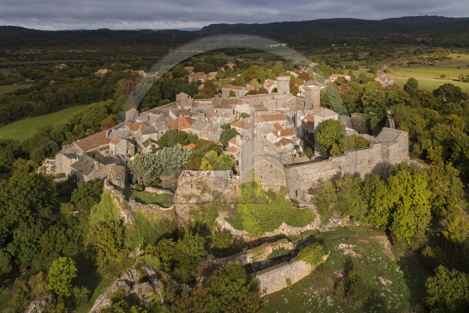 France, Aveyron (12), Causses et les Cévennes, paysage culturel de l'agro-pastoralisme méditerranéen, classés Patrimoine Mondial de l'UNESCO, La Couvertoirade, labellisé Les Plus Beaux Villages de France, village fortifié sur le plateau du Larzac (vue aérienne)