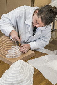 France, Gard (30), Bagard, l'Atelier Sericyne, production de soie d'exception et intissée pour la réalisation d'objets de décoration et d'art de vivre en soie, mise en place d'une pièce de fils de soie sur un moule avec une application au pinceau et à l'eau, Hélène Gauthier chargée de confection