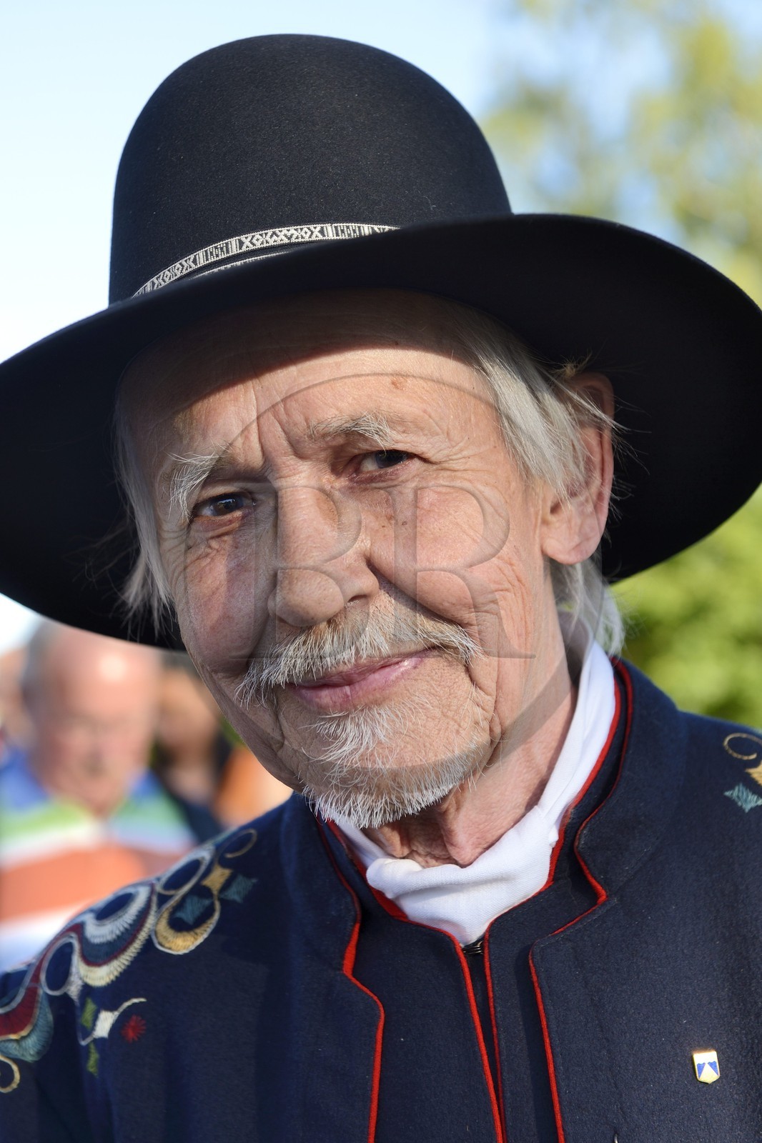 Suède, comté de Dalécarlie, région de Leksand, célébrations du solstice d'été dans le petit hameau de Hjulbäck, homme en costume traditionnel