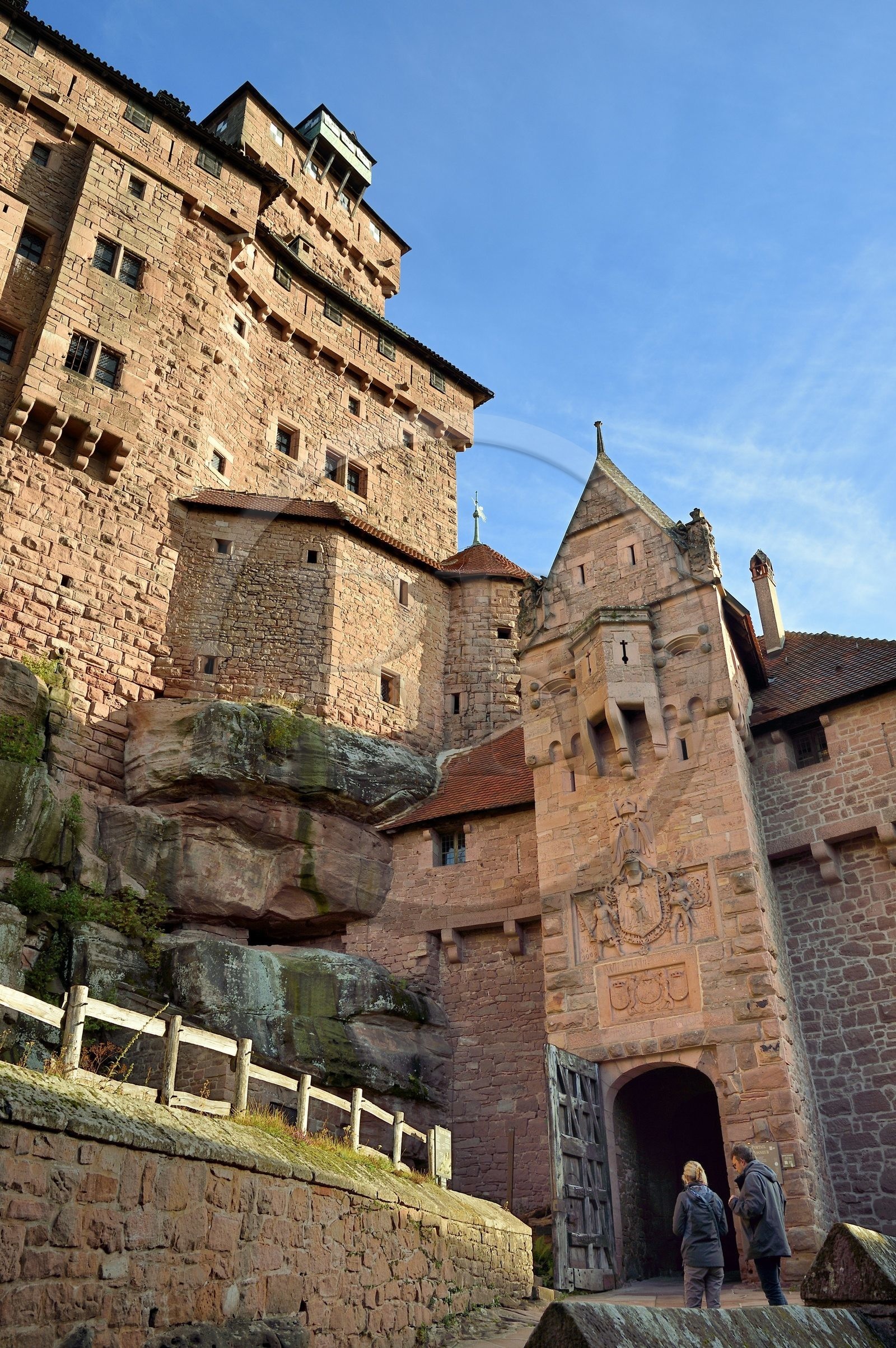 France, Bas-Rhin (67), Orschwiller, le château du Haut-Koenigsbourg, logis sud avec oriel et latrines à gauche surplombée par le donjon et tour abritant porte d'honneur