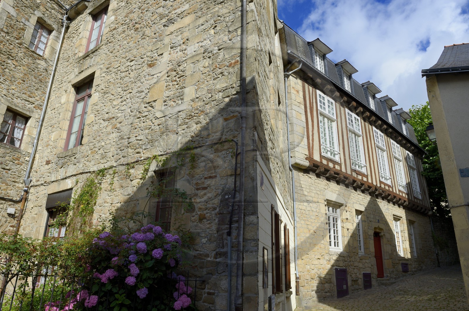 France, Morbihan, Gulf of Morbihan (Golfe du Morbihan), Vannes, traditional house in the corner of the rue de la Bienfaisance and rue des Vierges