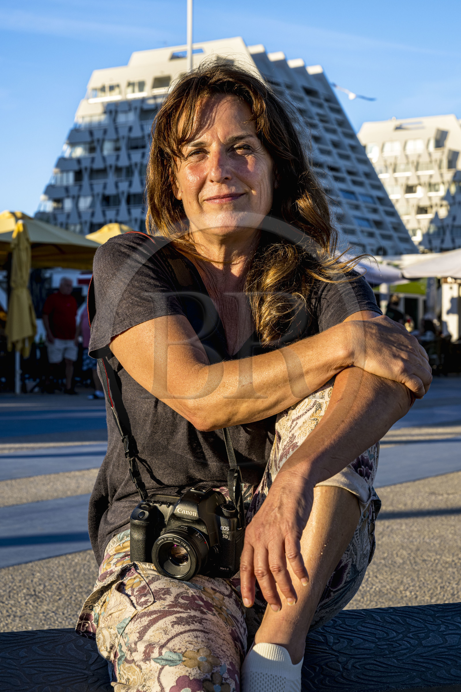 France, Hérault (34), La Grande-Motte, labellisé patrimoine du XXème siècle, quartier du Levant à l'Est du port, la photographe et guide Caroline Geolle
