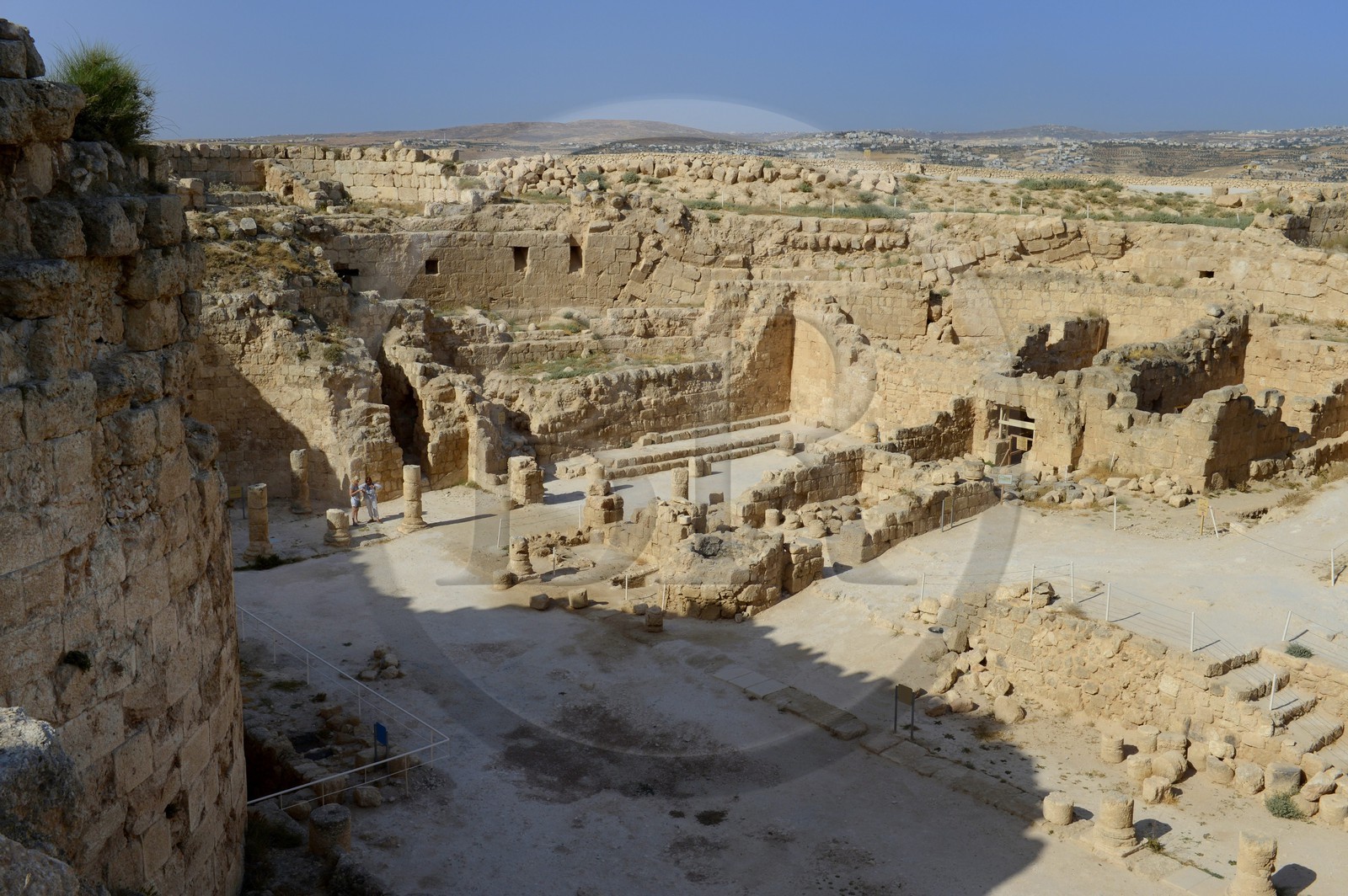 Israel, Cisjordanie, l'Hérodion, colline artificiellement exhaussée qui abrite les ruines d'un palais fortifié construit par le roi Hérode Ier le Grand (site classé Parc National), l'intérieur du cratère