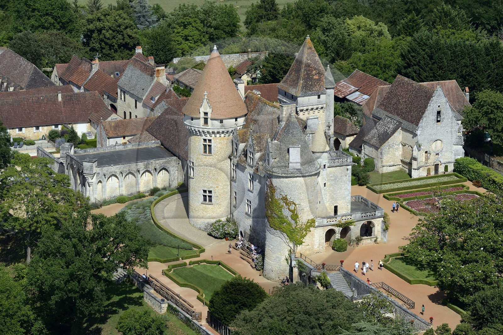 France, Dordogne (24), Périgord Noir, vallée de la Dordogne, Castelnaud-la-Chapelle, château des Milandes, ancienne demeure de Joséphine Baker (vue aérienne)