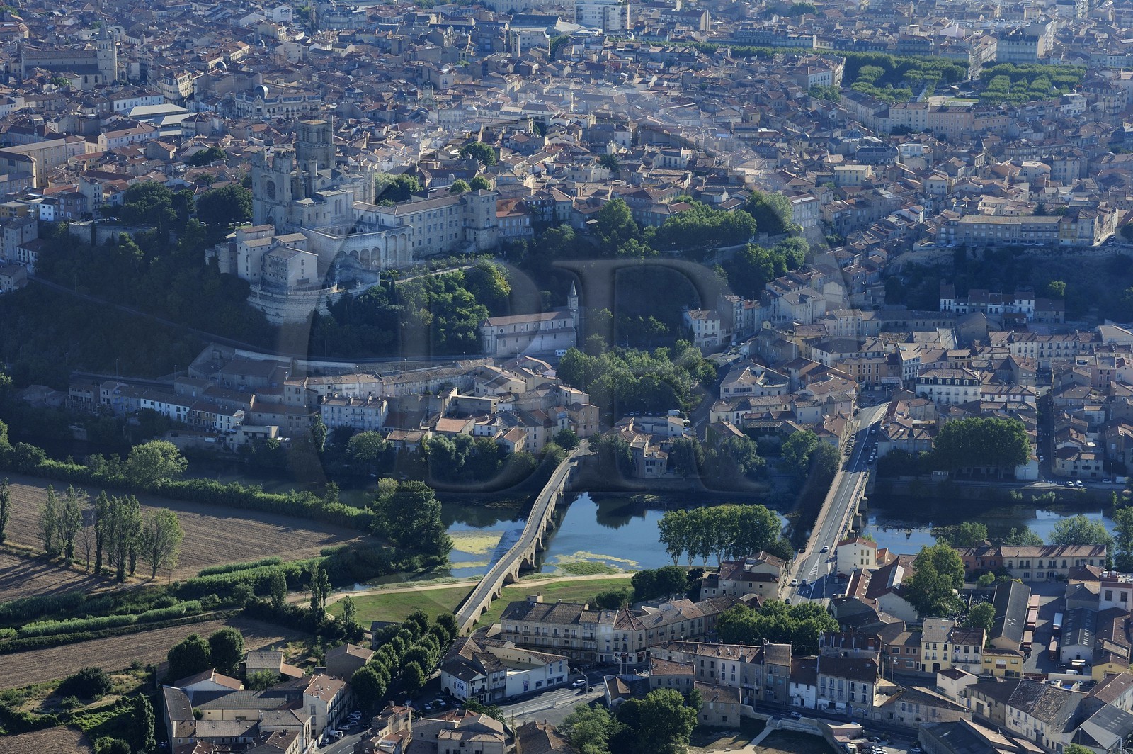 France, Hérault (34), Béziers avec la cathédrale Saint Nazaire et la rivière Orb (vue aérienne)