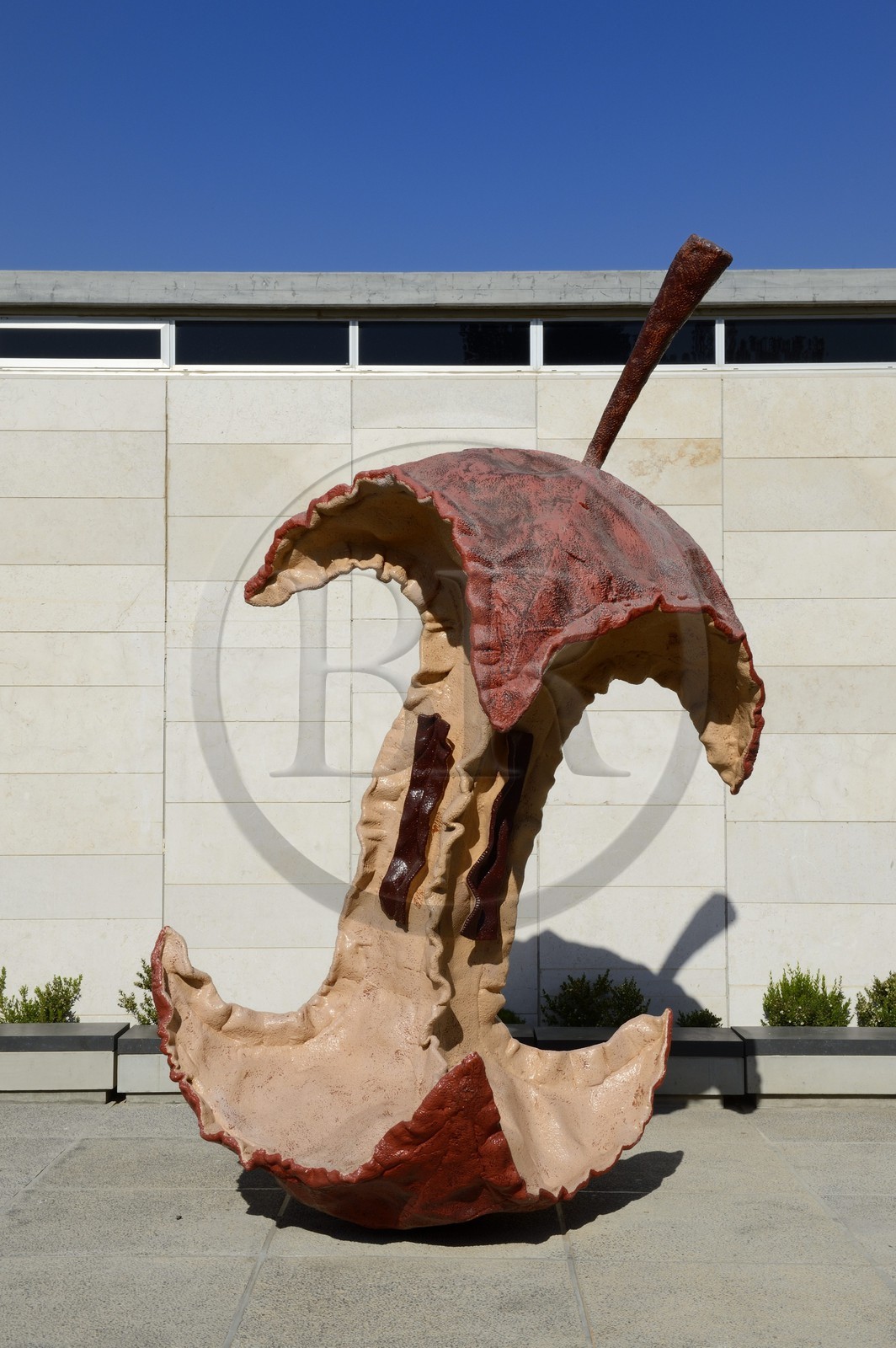 Israel, Jérusalem, quartier de Guivat Ram, musée d'Israel,  sculpture représentant un trognon de pomme géant