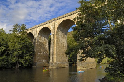 France, Calvados (14), la Suisse normande, Clécy, kayaks sur l'Orne