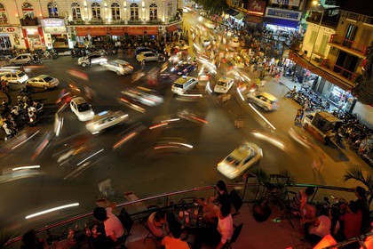 Vietnam, Hanoï, vieille ville, intense circulation sur le rond point au nord du lac Hoan Kiem appelé lac de l'épée restituée depuis le Legends Beer